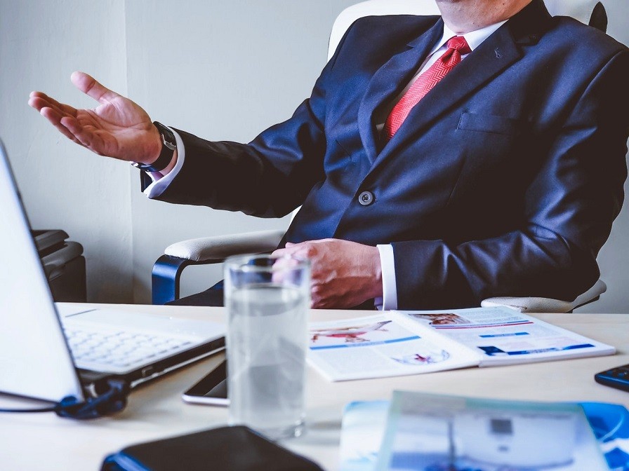 uomo d'affari ufficio cravatta consulente